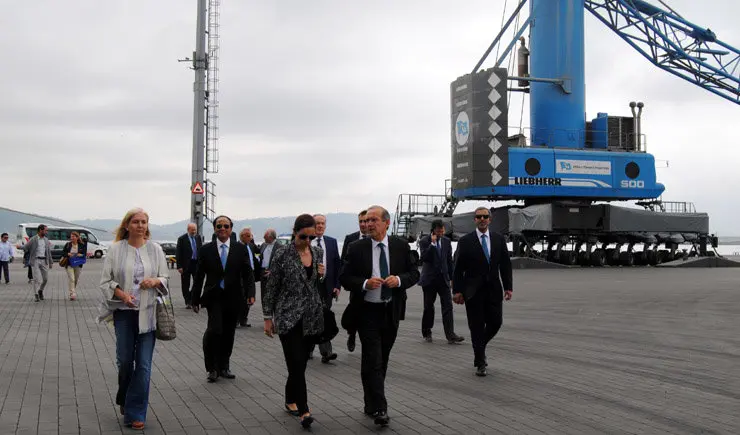 Recorrido de los embajadores de Asia-Pac&iacute;fico por las instalaciones de Punta Langosteira.
