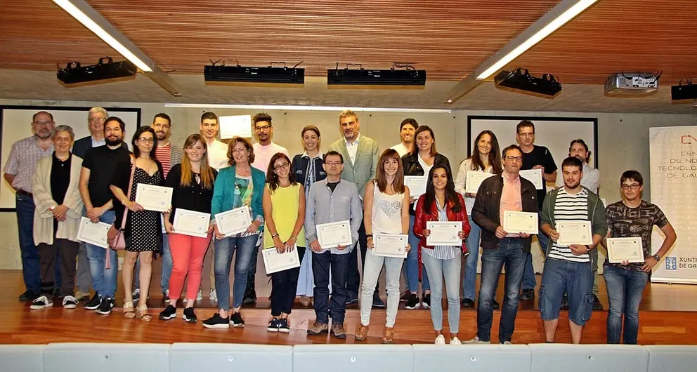 Alfonso Marnotes e Sol V&aacute;zquez cos alumnos dos cinco cursos impartidos no Centro de Novas Tecnolox&iacute;as de Galicia.