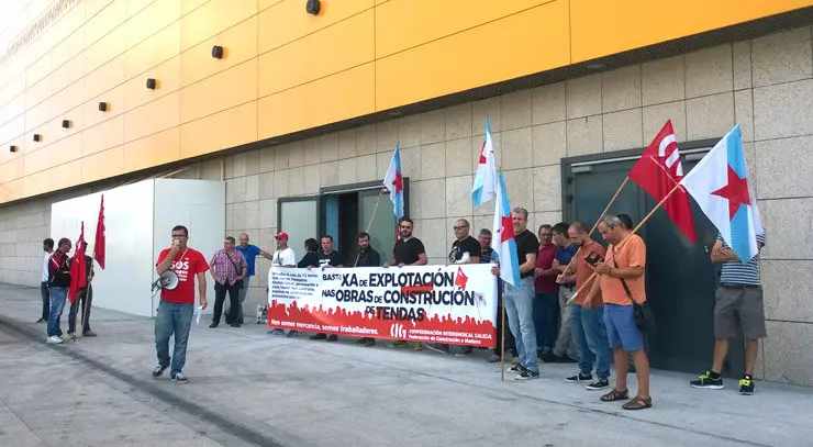 Protesta do sindicato CIG &aacute;s portas das obras da tenda Zara en Marineda, A Coru&ntilde;a.