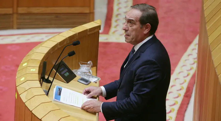 O conselleiro Valeriano Mart&iacute;nez, no Parlamento.