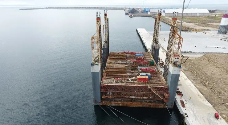 El cajonero que construir&aacute; las piezas ya est&aacute; en Punta Langosteira.