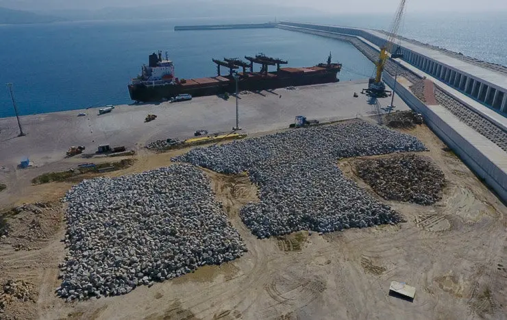 Granito para embarcar en el Puerto Exterior de A Coru&ntilde;a.