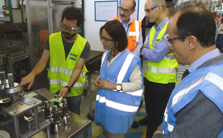 Patricia Argerey comprobando los avances de la UMI JOINTS 4.0 en las instalaciones de GKN Driveline Vigo.