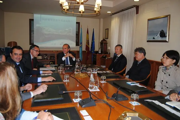 La delegaci&oacute;n china en su reuni&oacute;n con el presidente de la Autoridad Portuaria de A Coru&ntilde;a.