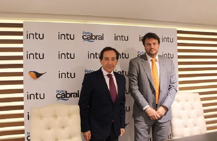 el consejero de intu, Salvador Arenere, y el director de desarrollo de negocio de GFK en Espa&ntilde;a, Carlos M&iacute;nguez, durante la presentaci&oacute;n de resultados de la encuesta sobre Porto Cabral.