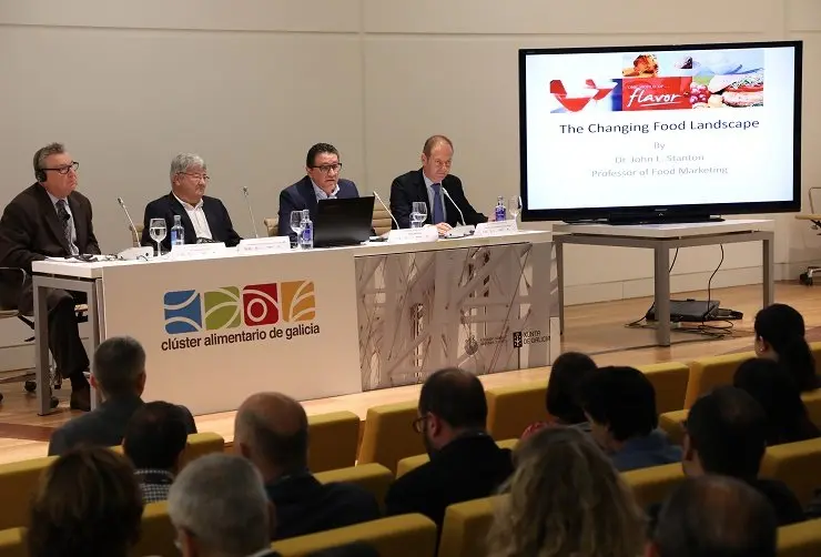 Cividanes na inauguraci&oacute;n do workshop Food & Beverage Marketing.