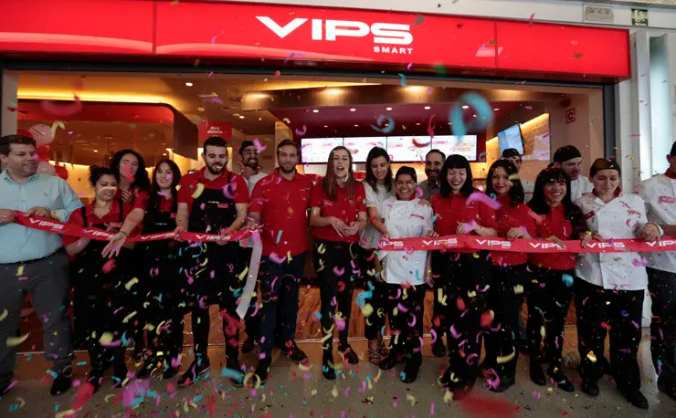 Personal de VIPS Smart en el Centro Comercial Gran V&iacute;a de Vigo.