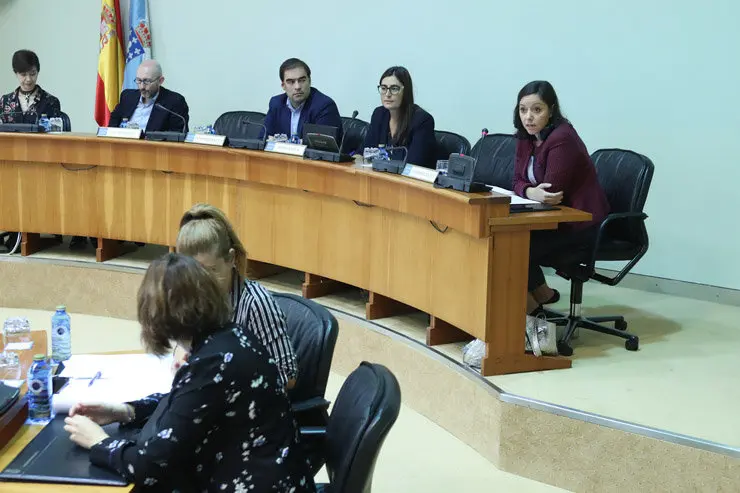 La secretaria xeral t&eacute;cnica y las directoras xerais de Pesca, Acuicultura e Innovaci&oacute;n Tecnol&oacute;xica y de Desenvolvemento Pesqueiro respondieron a preguntas en la Comisi&oacute;n 8&ordf; del Parlamento gallego./C.PAZ.