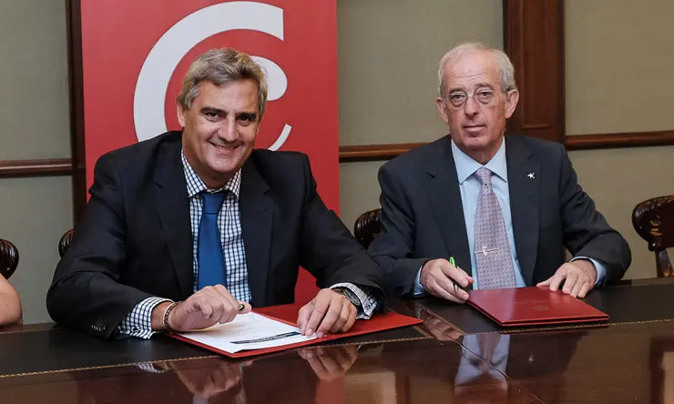 Alberto Fariza e Jes&uacute;s Asorey, na firma do acordo de colaboraci&oacute;n.