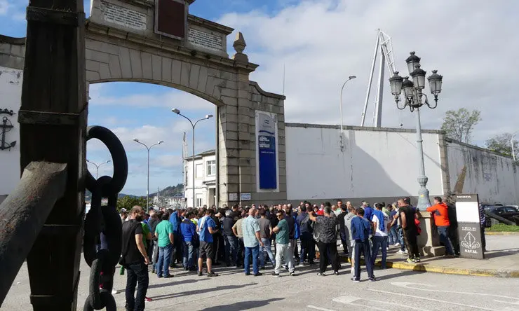 Concentraci&oacute;n de trabajdores a las puertas del astillero de Navantia./CIG.