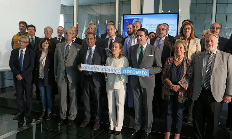 Representantes de asociaciones empresariales, autoridades portuarias, c&aacute;maras de comercio apoyaron la declaraci&oacute;n firmada por la conselleira de Infraestruturas de la Xunta y sus hom&oacute;logos de Asturias y Castilla y Le&oacute;n.