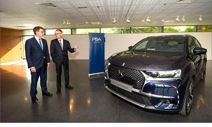 Alberto N&uacute;&ntilde;ez Feij&oacute;o y Carlos Tavares en el centro t&eacute;cnico de PSA en Par&iacute;s.