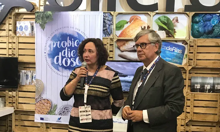 La directora xeral de Pesca, Mercedes Rodr&iacute;guez, y el secretario general de ANFACO, Juan Vieites, en el stand de la Conseller&iacute;a do Mar en Anuga.