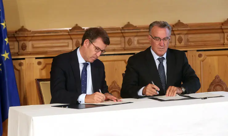 El presidente de la Xunta, Alberto N&uacute;&ntilde;ez Feij&oacute;o, y el presidente de la Fegamp, Alfredo Garc&iacute;a, firmaron el convenio.