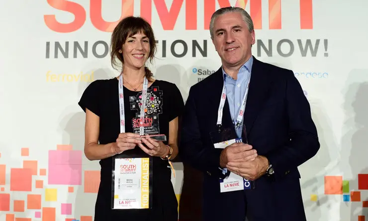 Alberto L&oacute;pez (Jefe de Innovaci&oacute;n de Ferrovial) otorga el premio a la mejor startup de Smart Mobility, Avansig,
representada por Mar&iacute;a Merl&aacute;n (Jefa del departamento de I+D).