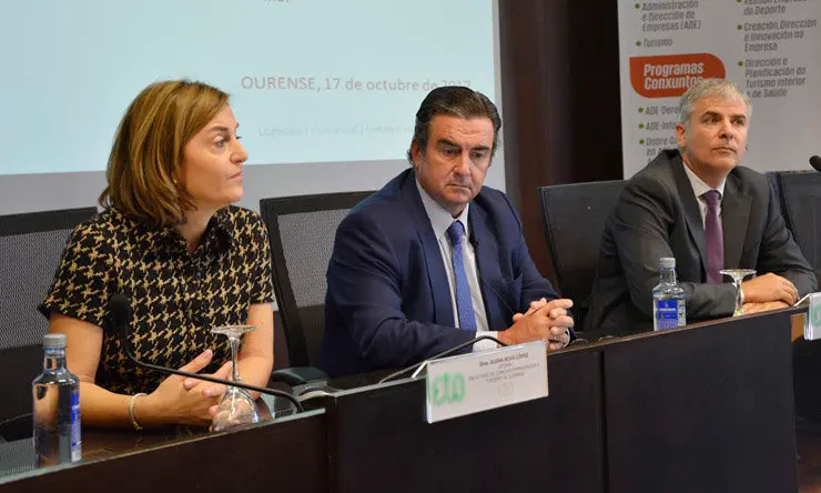 V&iacute;ctor Nogueira (centro), acompa&ntilde;ado por Elena Rivo y Santiago Lago./DUVI.