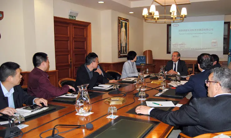 La delegaci&oacute;n china reunida con el presidente de la Autoridad Portuaria de A Coru&ntilde;a.