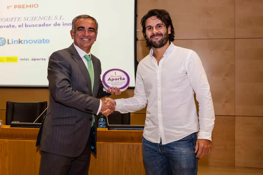 Manuel Noya, ceo de Linknovate, recibe el galard&oacute;n./Red.es.