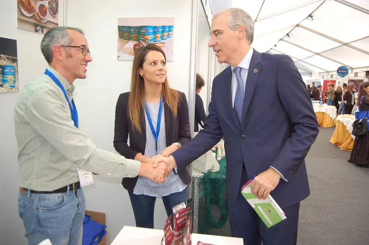 El conselleiro de Econom&iacute;a saluda a uno de los participantes en el II Encuentro Agrobiotech Innovaci&oacute;n.