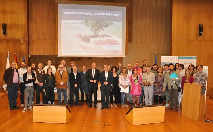 Foto de familia dos asistentes &aacute; xornada sobre cooperativismo celebrada na Universidade de Vigo./DUVI.