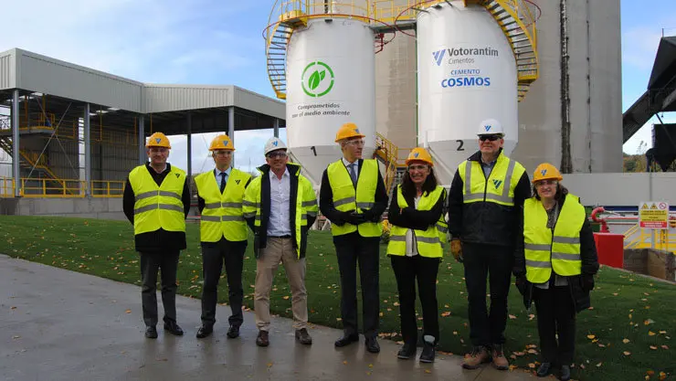Visita del titular de Econom&iacute;a a Cementos Cosmos, en Oural (Lugo).