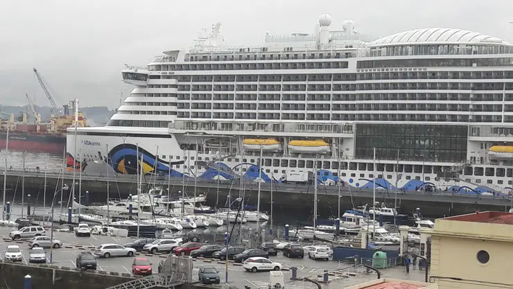 El "Aida Prima" atracado en el Muelle de Trasatl&aacute;nticos de A Coru&ntilde;a.
