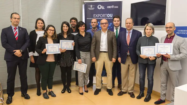 Maneul Baltar y Jos&eacute; Manuel P&eacute;rez Canal junto a los participantes en el curso de comercio exterior./A.PAZ.