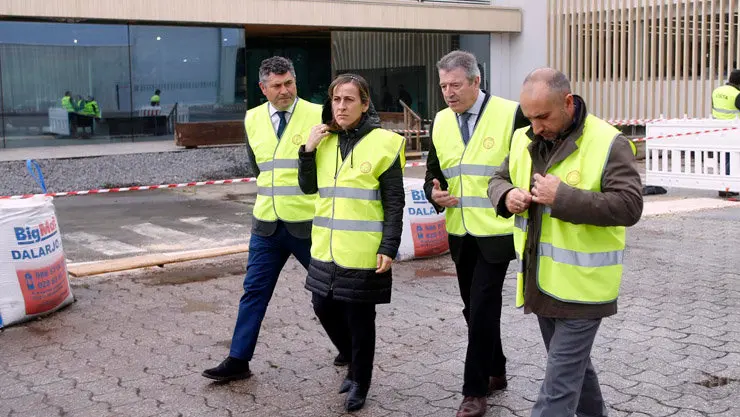 La conselleira de Infraestruturas e Vivenda, Ethel V&aacute;zquez, acompa&ntilde;ada del director general de Finsa, Jos&eacute; Carballo./X.CRESPO.