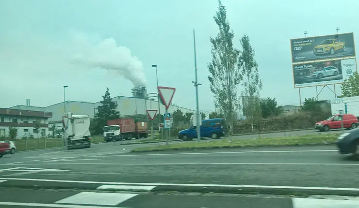 Uno de los accesos al pol&iacute;gono de San Cibrao das Vi&ntilde;as (Ourense)./P.L.