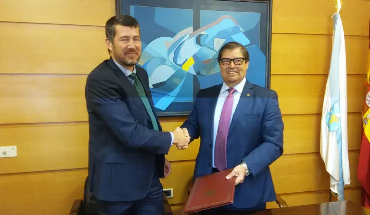 Jacobo Penide y Julio Abalde suscribieron el acuerdo.