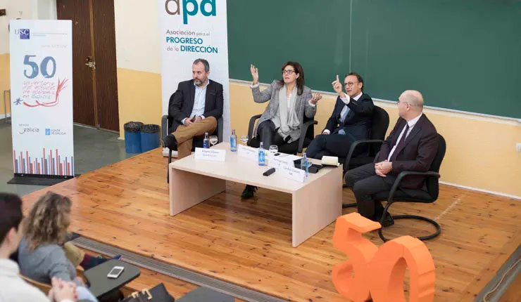 Alberto Varela, Loreto Fern&aacute;ndez, Santiago Sesto y C&aacute;ndido Cancelo, en la charla &ldquo;De la Universidad a la Empresa&rdquo; celebrada en la Facultad de Econ&oacute;micas de la USC.