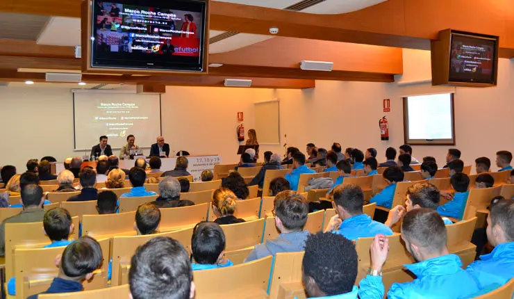 Conferencia del irector de comunicaci&oacute;n da Real Federaci&oacute;n Espa&ntilde;ola de F&uacute;tbol, Marcos Rocha, en Sportur Galicia.