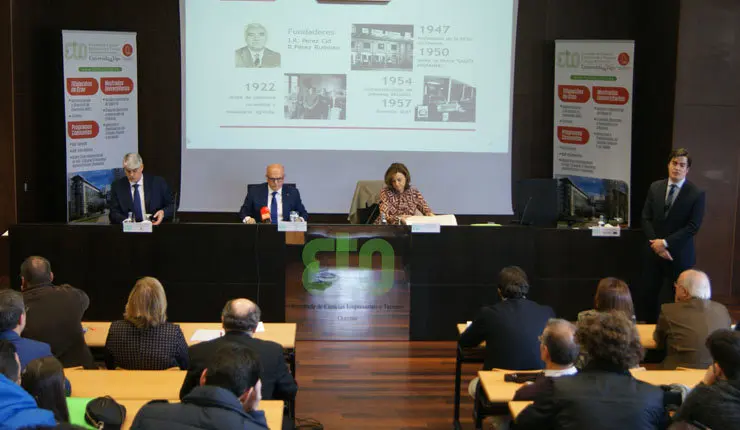 Conferencia de Eloy Mart&iacute;nez, consejero delegado de UNVI, acompa&ntilde;ado del decano del Colegio de Economistas de Ourense, el presidente de la Diputaci&oacute;n Provincial y la decana de la Facultad de Ciencias Empresariales y Turismo./P.L.