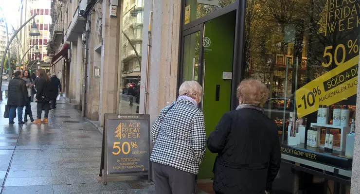 El comercio gallego se suma a los descuentos del Black Friday./P.L.