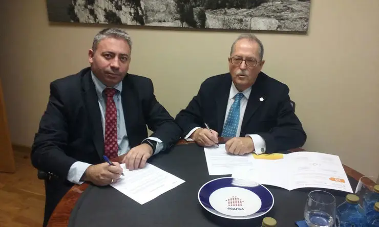 el delegado para Asturias y Galicia de Gas Natural Servicios, Jos&eacute; Antonio S&aacute;nchez Loureda, y el presidente del COAFGA, Mart&iacute;n Berm&uacute;dez de la Puente.