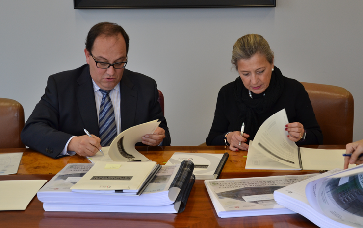 La delegada del Estado en el Consorcio de la Zona Franca, Teresa Pedrosa, firm&oacute; hoy con la
empresa adjudicataria de las obras, CRC Obras y Servicios, el contrato para la construcci&oacute;n de la Nave 1.