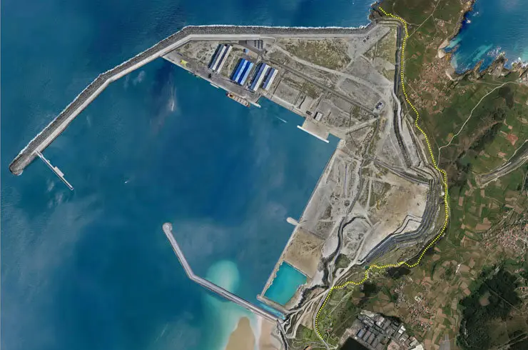 imagen &aacute;erea de Punta Langosteira con el recorrido de la futura valla perimetral.