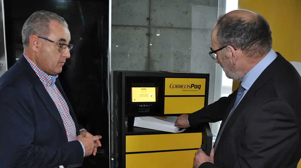Jos&eacute; Rivero y Jos&eacute; Manuel Garc&iacute;a explican el funcionamiento del Citypaq./DUVI.