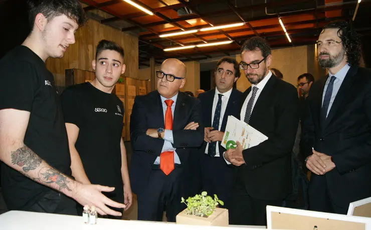 Los emprendedores de Minaturas explican su proyecto al presidente de la Diputaci&oacute;n de Ourense, el director de Desarrollo de Pymes de EOI y el vicerrector del campus de Ourense./P.L.