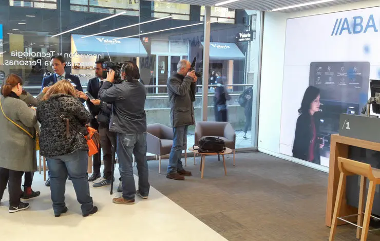 Interior de la nueva oficina de Abanca en A Coru&ntilde;a.