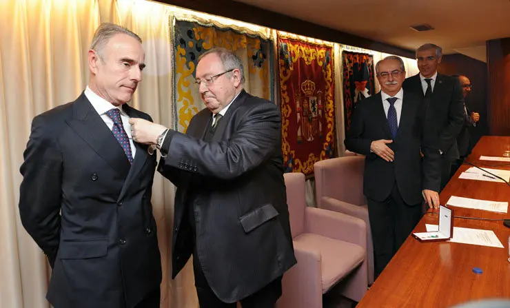 Jos&eacute; Luis Bonet impone la distinci&oacute;n a Marcelo Castro-Rial, en un acto celebrado en la C&aacute;mara de A Coru&ntilde;a.