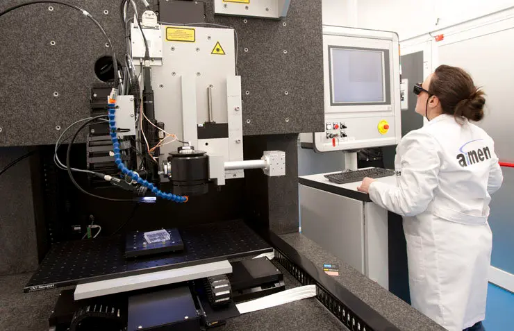 Sistema l&aacute;ser de microprocesado utilizado para la fabricaci&oacute;n de micro y nano-estructuras.