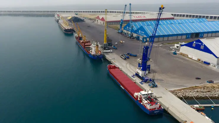 Operaciones de carga y descarga en el Puerto Exterior de A Coru&ntilde;a.