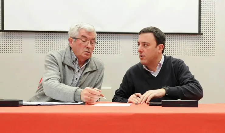 Jos&eacute; Castro e Valent&iacute;n Gonz&aacute;lez na sinatura do convenio.