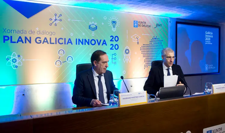 Los conselleiros de Facenda y Econom&iacute;a, Valeriano Mart&iacute;nez y Francisco Conde, en el foro sobre el Plan Galicia Innova 2020./X.CRESPO.