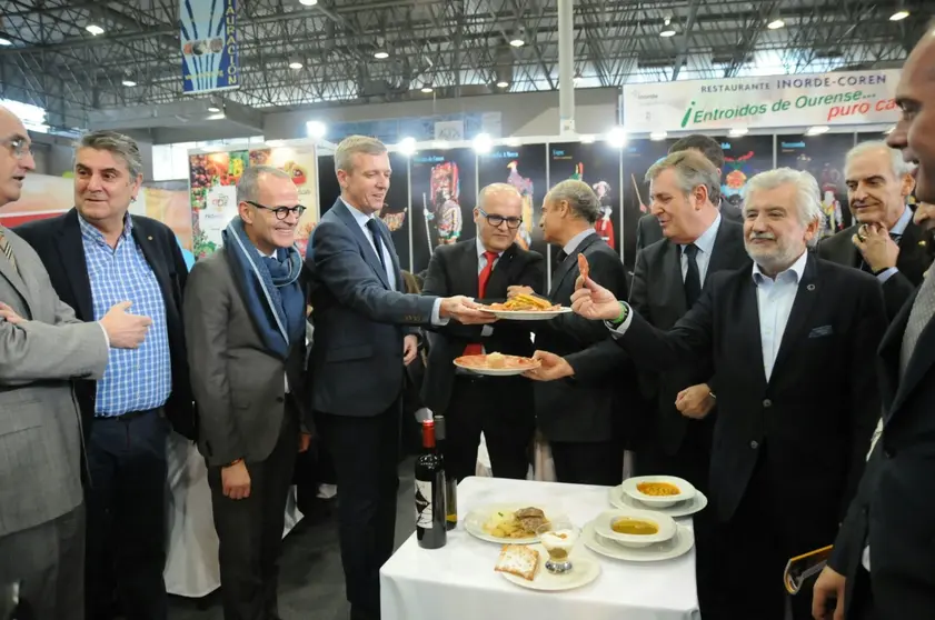 El vicepresidente de la Xunta, Alfonso Rueda (4&ordm; por la izq.) y otras autoridades durante la visita al recinto en la jornada inaugural de Xantar./RAMS&Eacute;S.