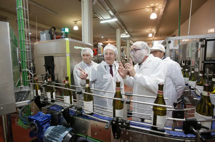 El director del Igape en las instalaciones de Bodegas Mart&iacute;n Codax, en Cambados.