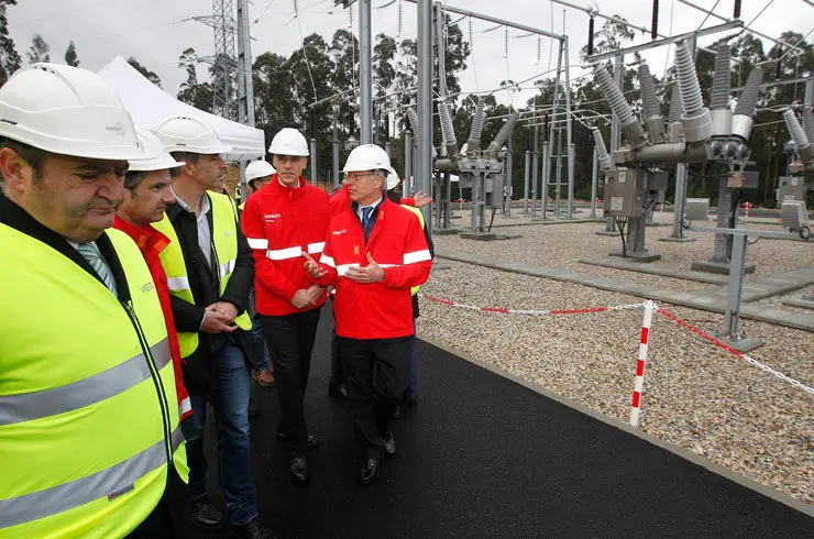 Autoridades en la visita a la nueva subestaci&oacute;n el&eacute;ctrica de Ribadeo./J.M.ALVEZ.