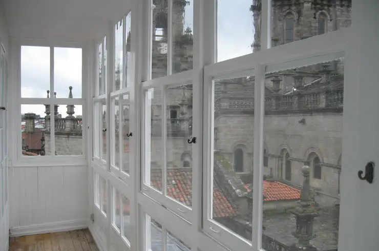 as axudas &aacute; rehabilitaci&oacute;n dos elementos especiais de madeira e reixas do casco hist&oacute;rico de Santiago.