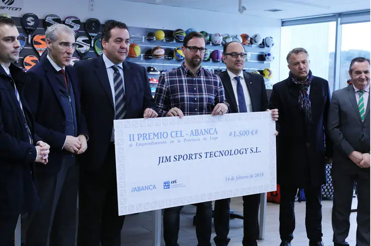 Representantes de la CEL y Abanca, junto al conselleiro de Econom&iacute;a, entregaron el premio al responsable de Jim Sports.